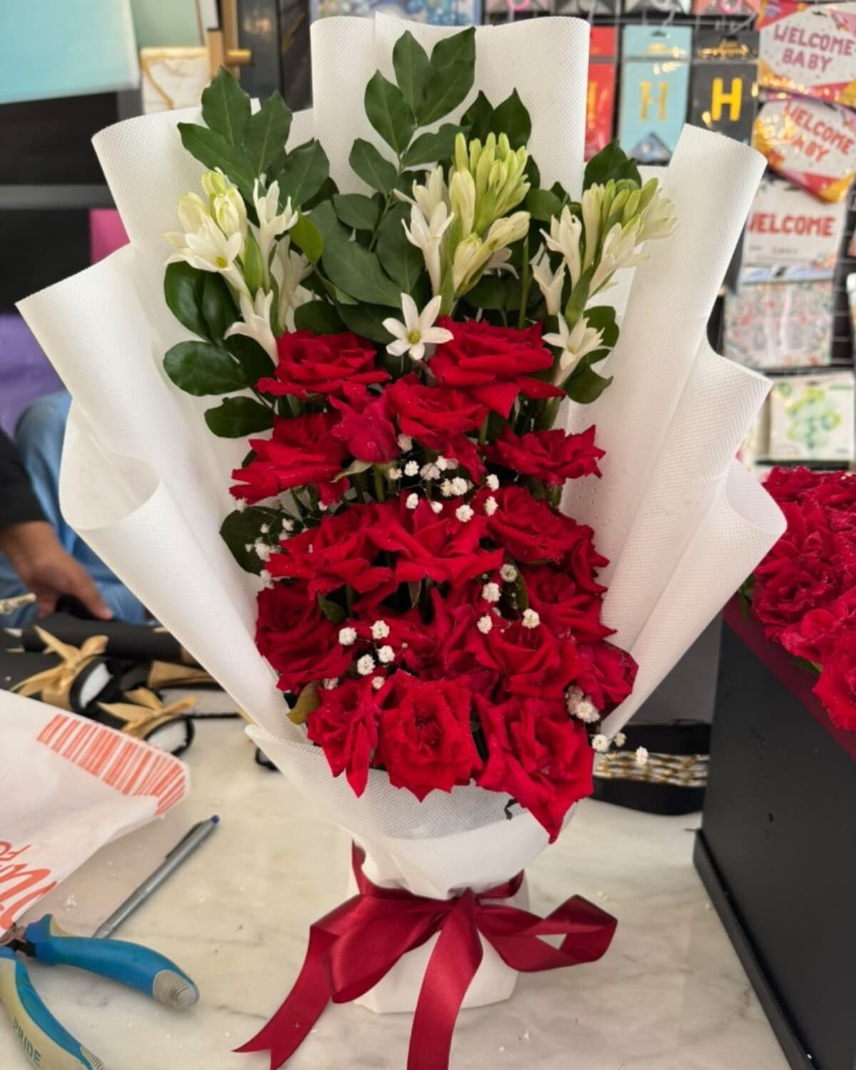 Red Rose Tuberose Honeycomb Wrap fresh flower bouquet by Phool Pattiyan Lahore