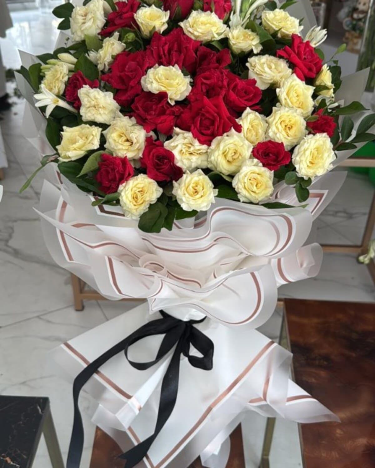 Red White Rose Bouquet fresh flower bouquet by Phool Pattiyan Lahore